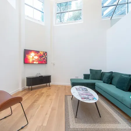 Exquisite 3Br Duplex Period Conversion, Air-Con & Amenities